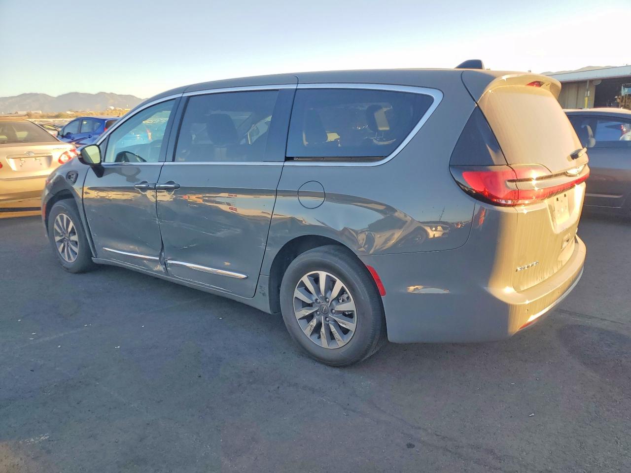 2023 CHRYSLER PACIFICA HYBRID LIMITED photo 3
