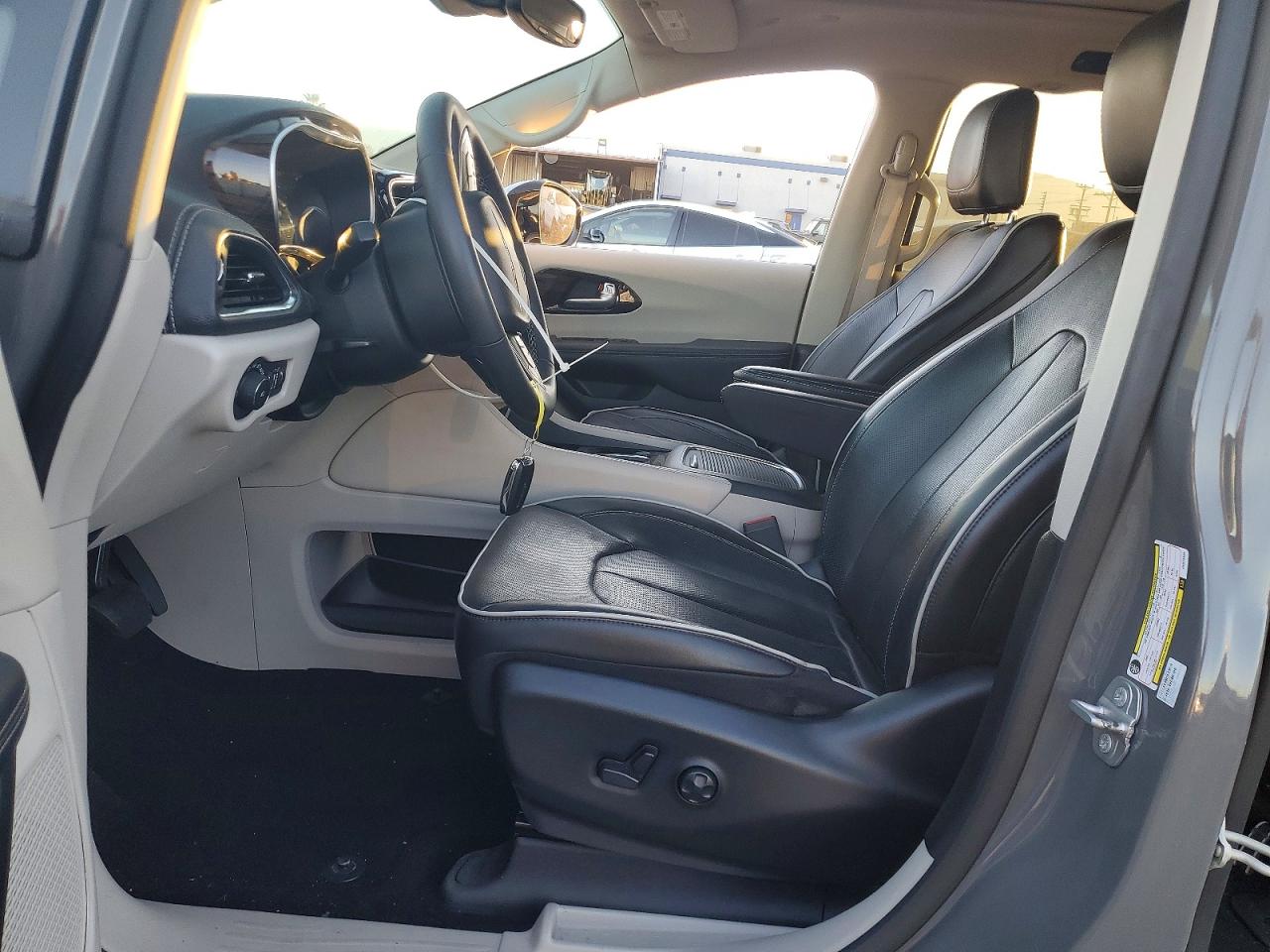 2023 CHRYSLER PACIFICA HYBRID LIMITED photo 13