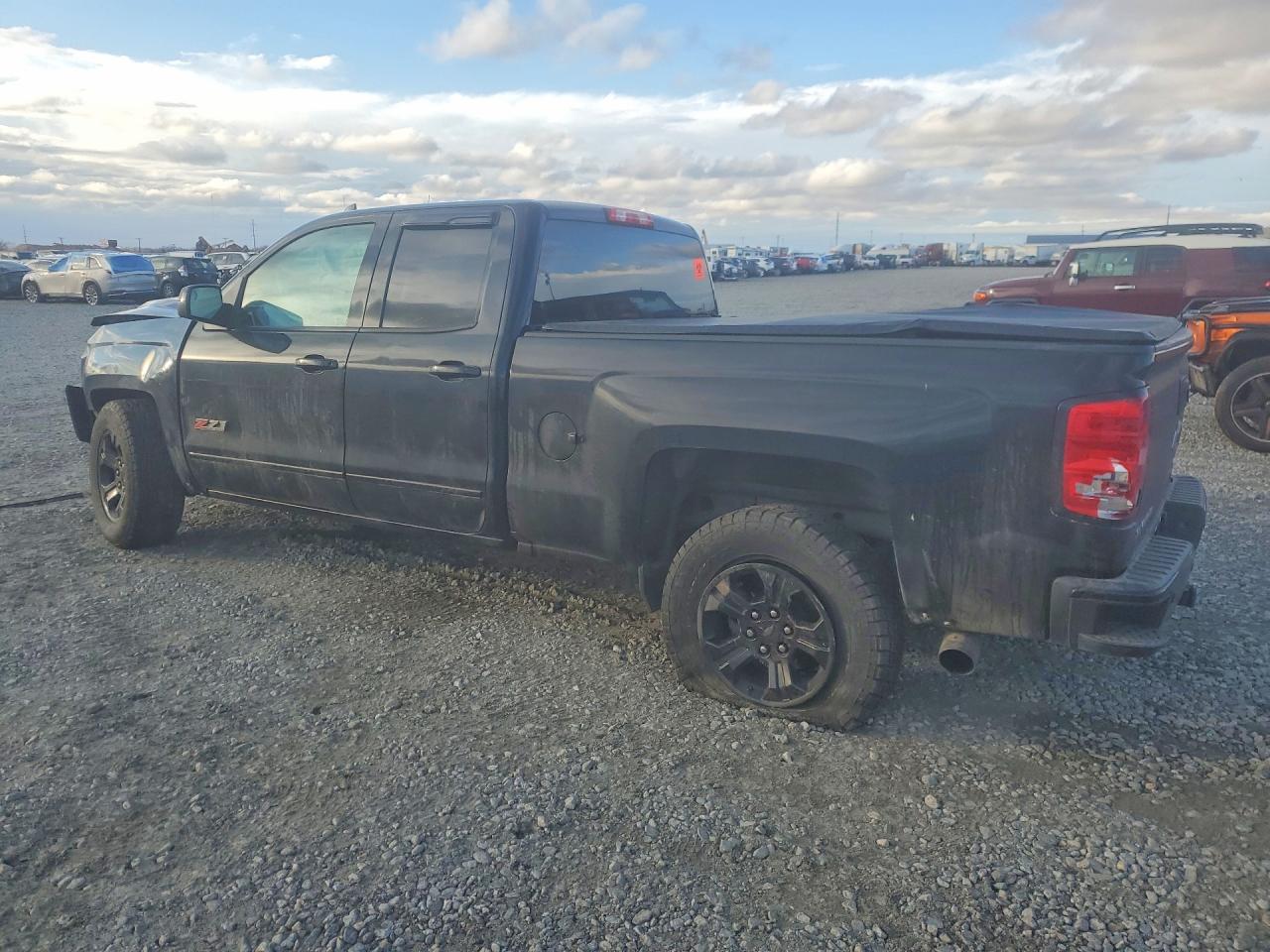 2017 CHEVROLET SILVERADO K1500 LT photo 2