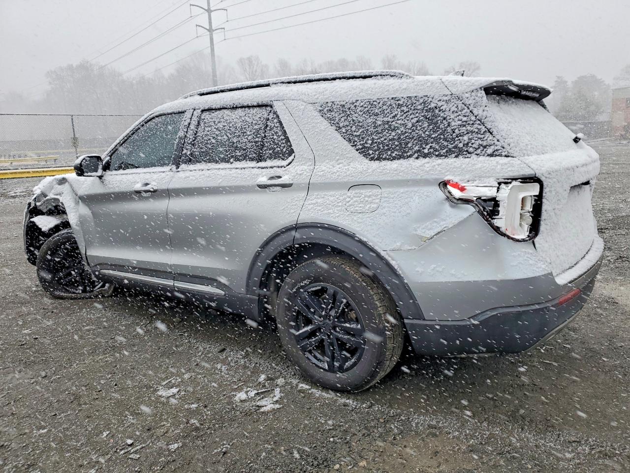 2021 FORD EXPLORER XLT photo 3
