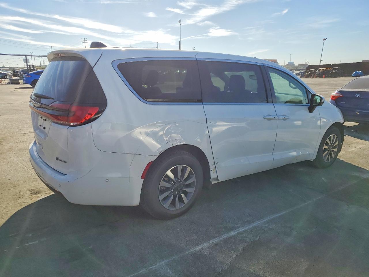 2023 CHRYSLER PACIFICA HYBRID TOURING L photo 5
