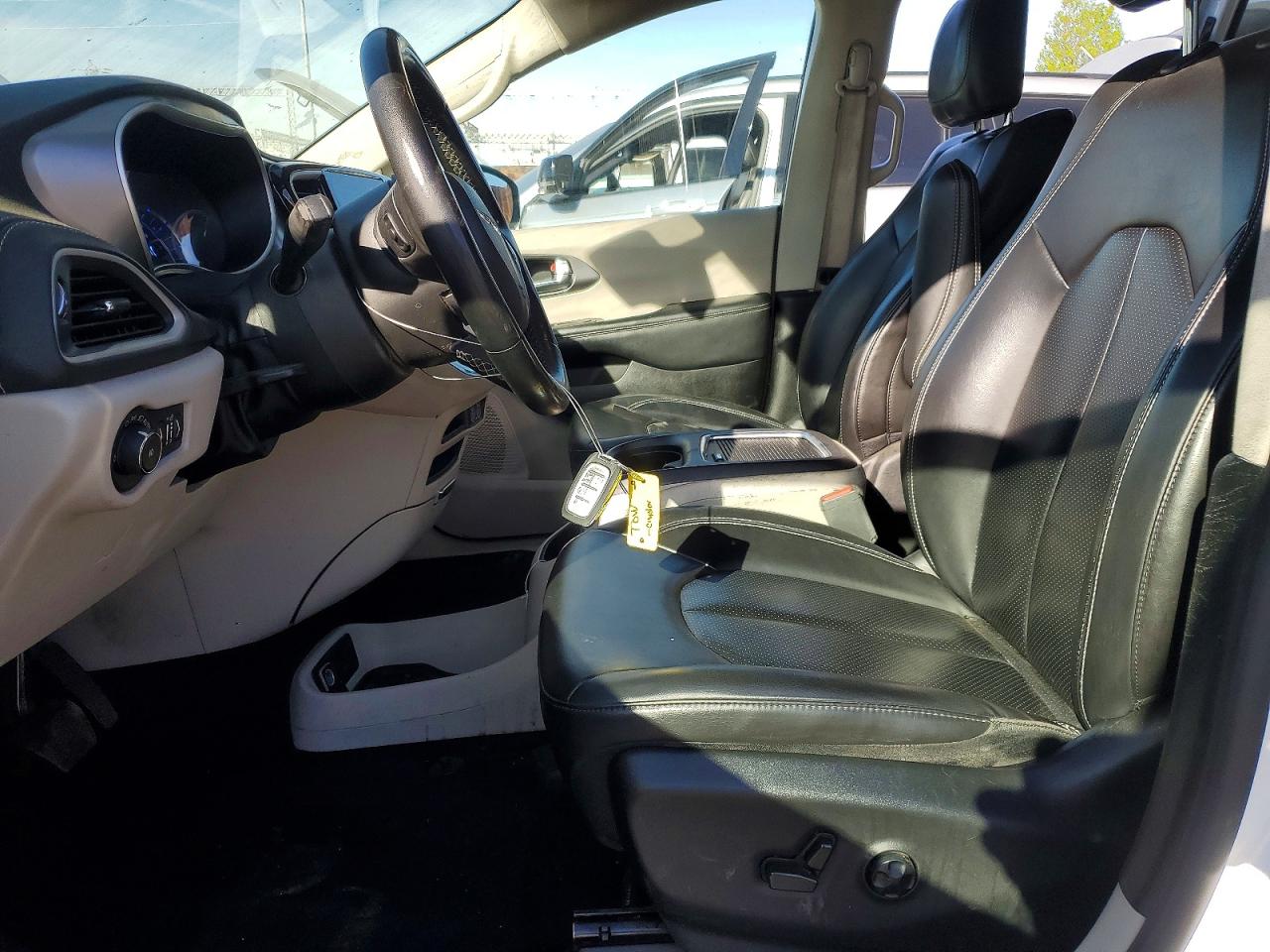 2023 CHRYSLER PACIFICA HYBRID TOURING L photo 13