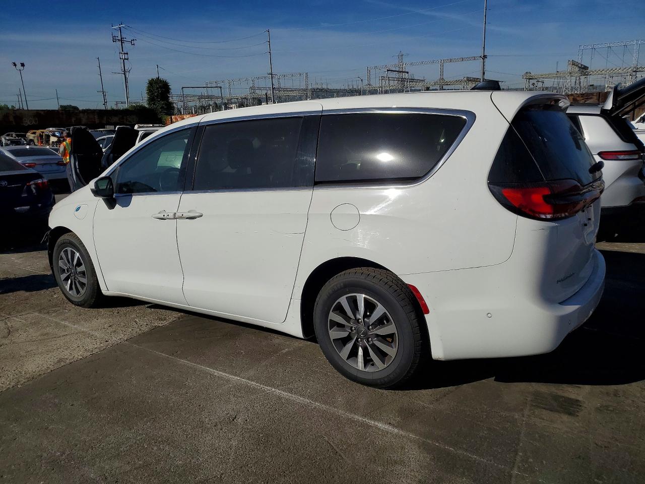 2023 CHRYSLER PACIFICA HYBRID TOURING L photo 3
