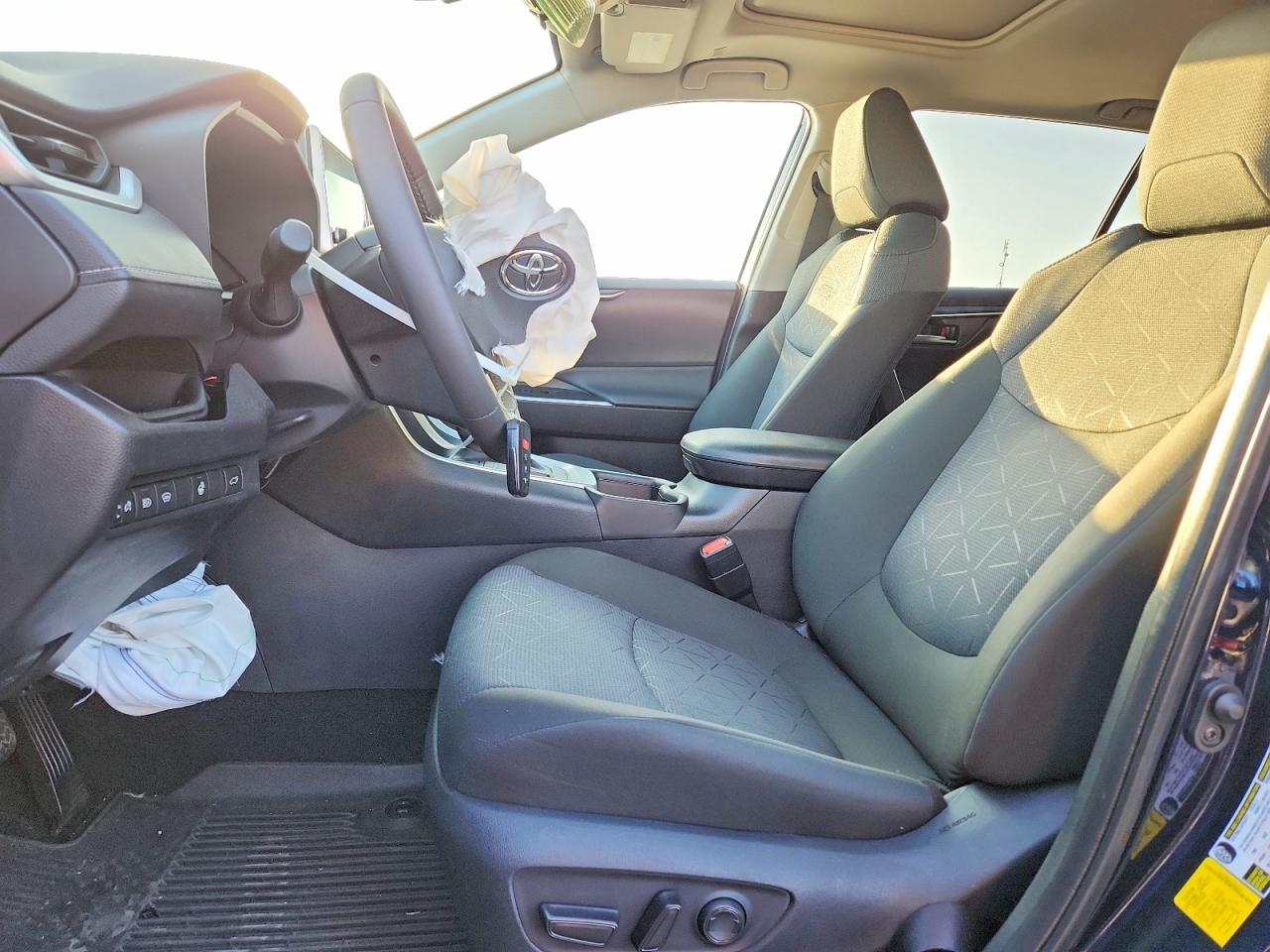 2025 TOYOTA RAV4 XLE photo 13