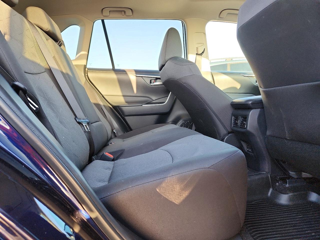 2025 TOYOTA RAV4 XLE photo 21