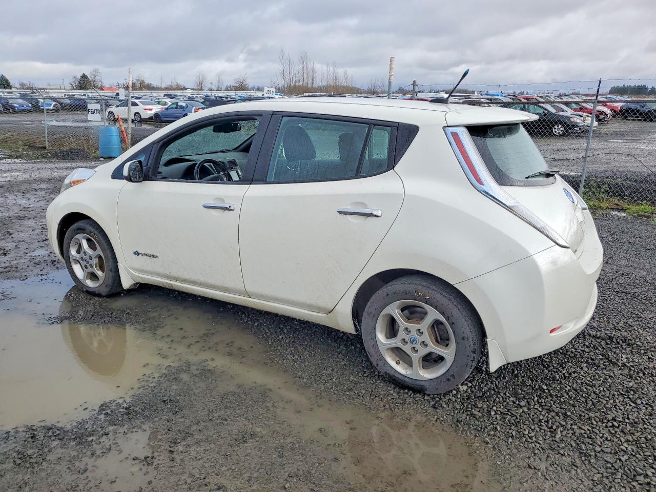 2013 NISSAN LEAF S photo 2