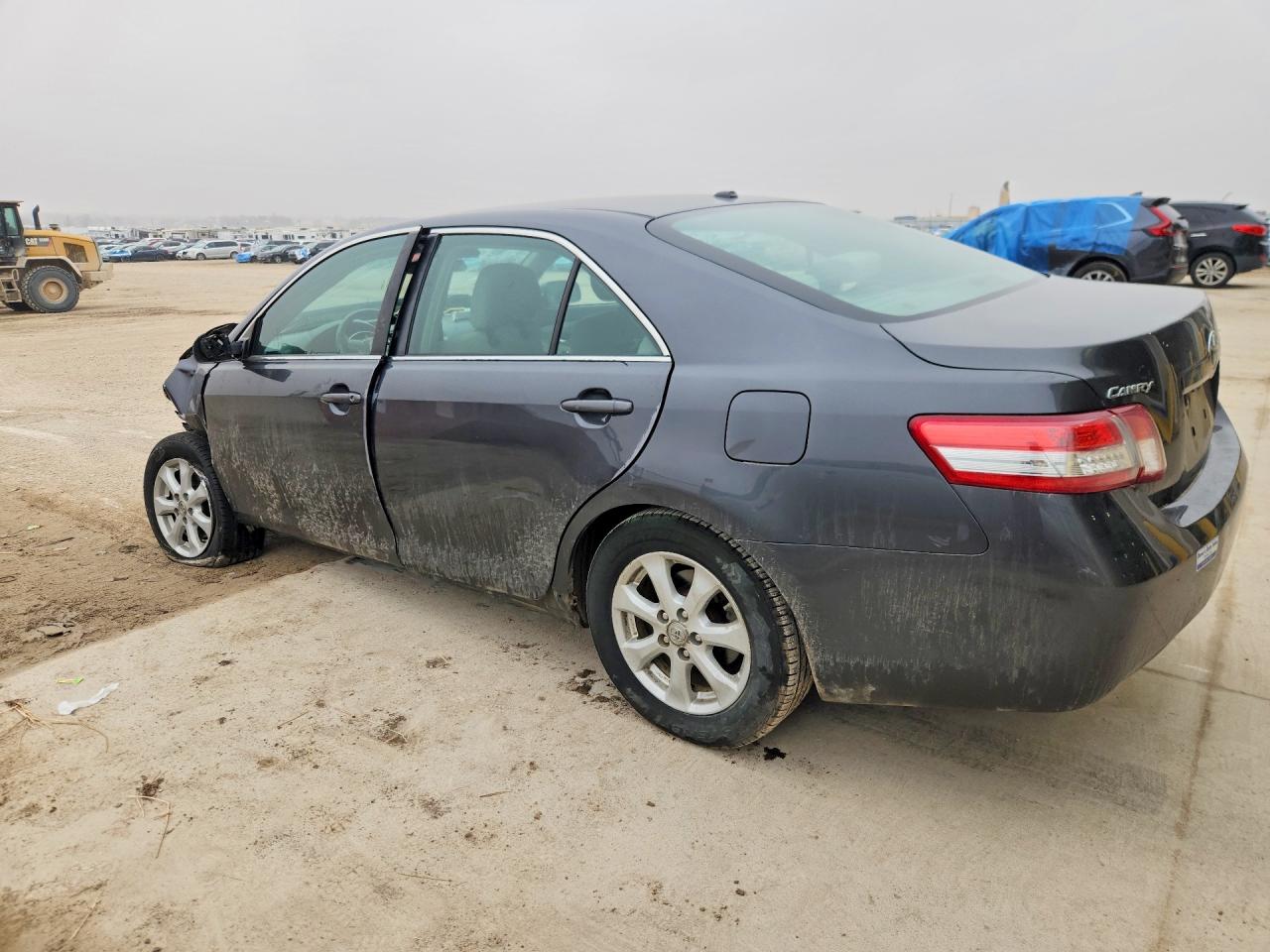 2011 TOYOTA CAMRY LE photo 3