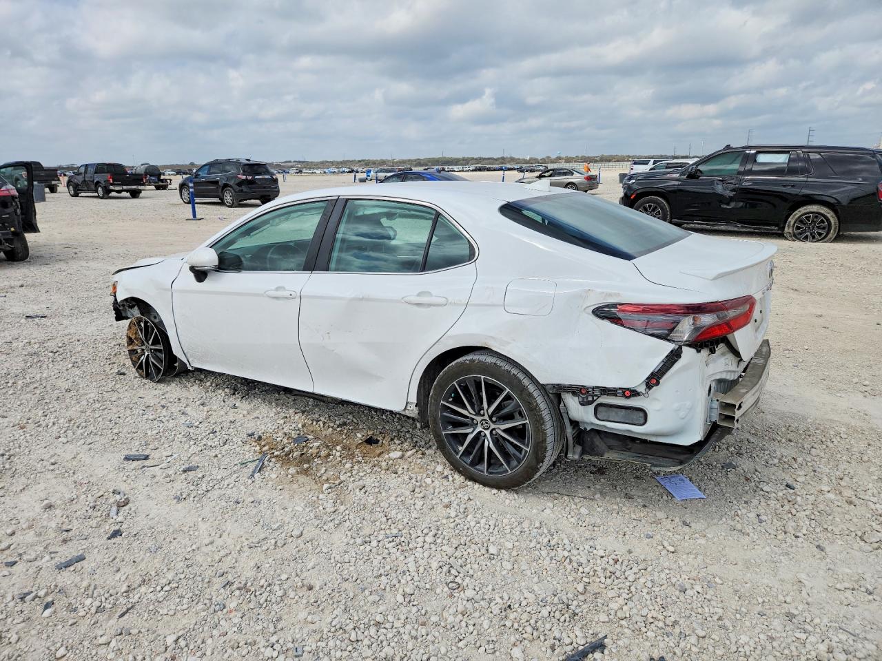 2023 TOYOTA CAMRY SE photo 3