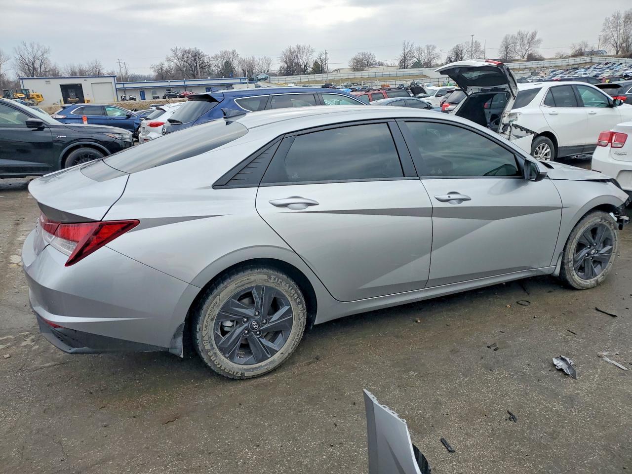 2023 HYUNDAI ELANTRA SEL photo 3