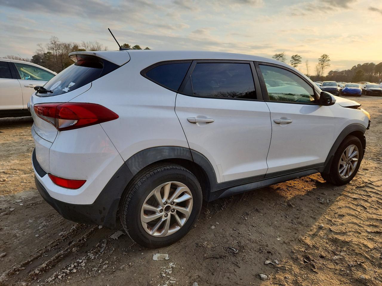2016 HYUNDAI TUCSON SE photo 3