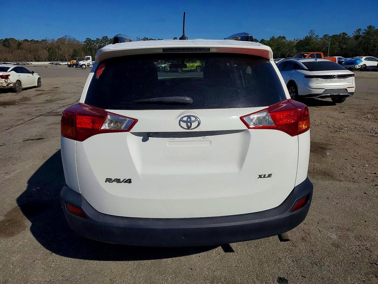 2015 TOYOTA RAV4 XLE photo 6