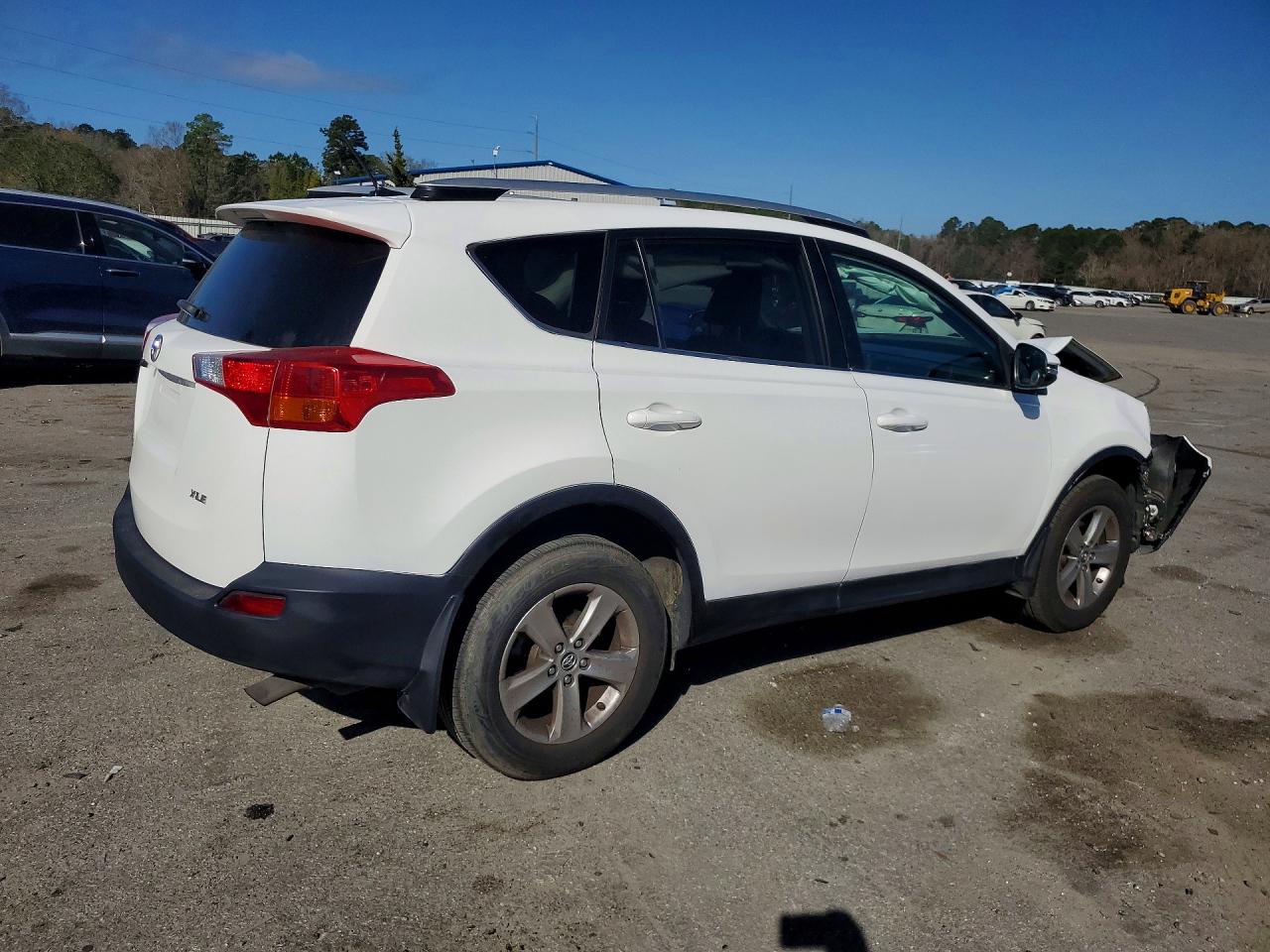 2015 TOYOTA RAV4 XLE photo 3