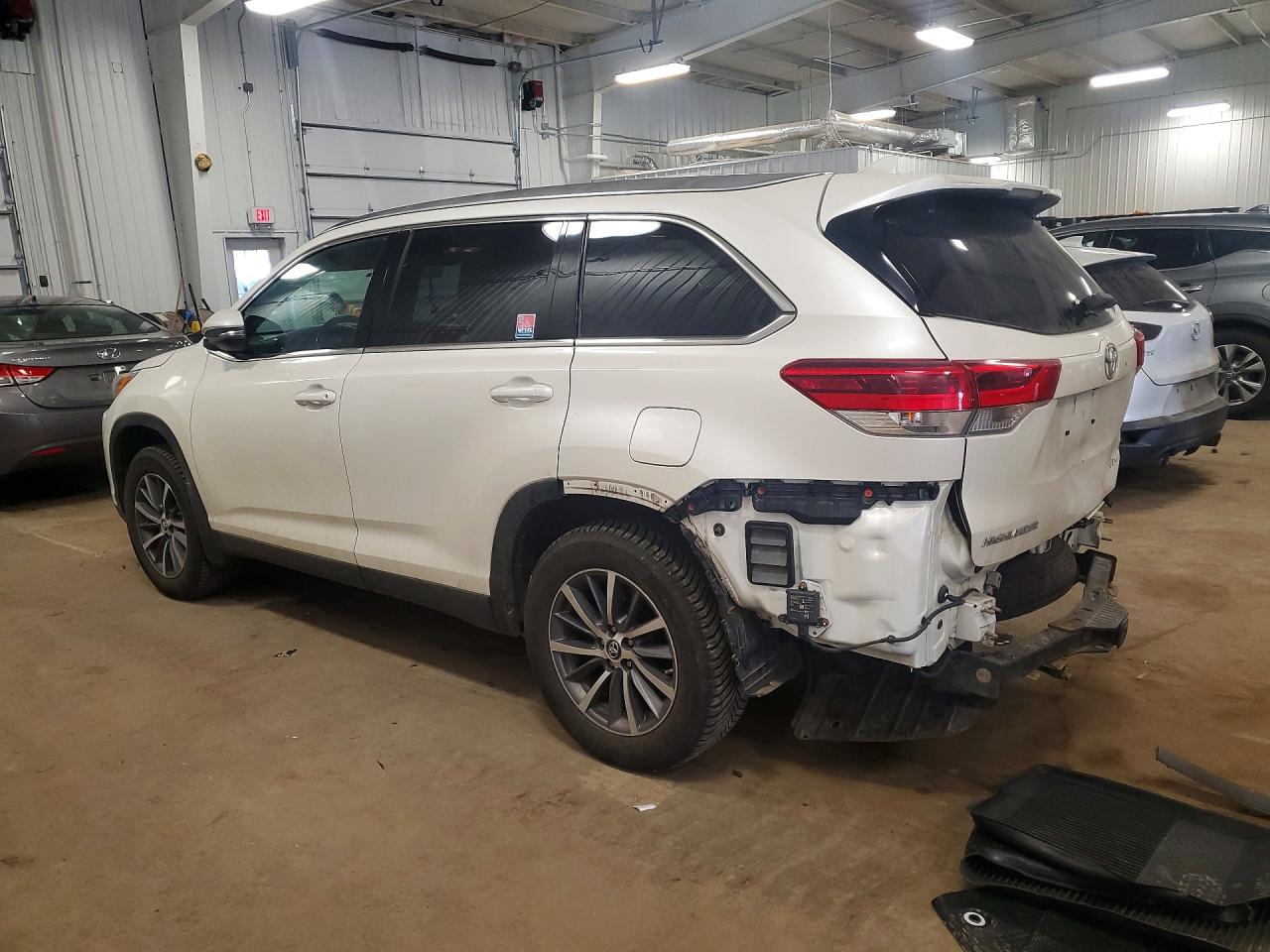 2019 TOYOTA HIGHLANDER XLE photo 3