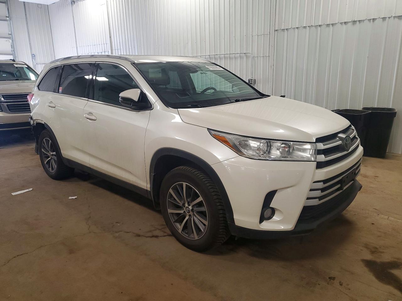 2019 TOYOTA HIGHLANDER XLE photo 7