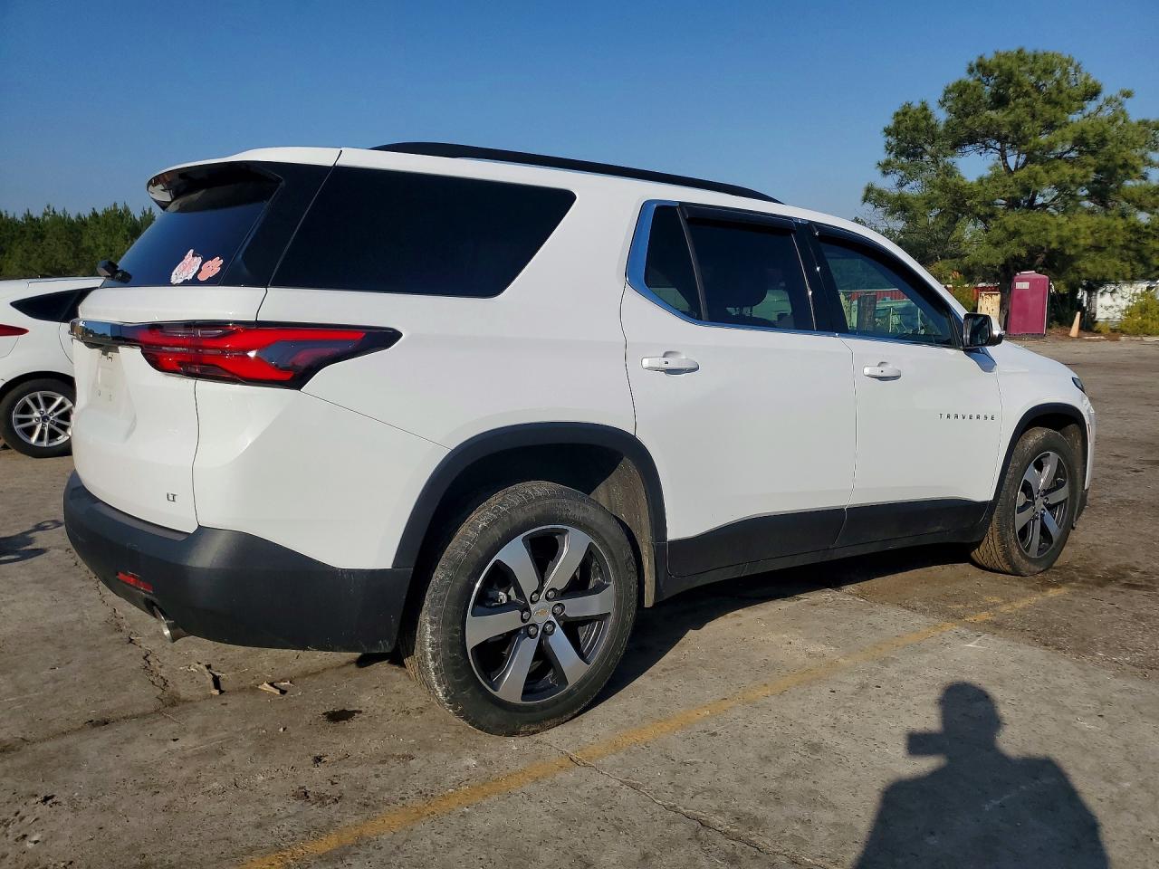 2023 CHEVROLET TRAVERSE LT photo 5