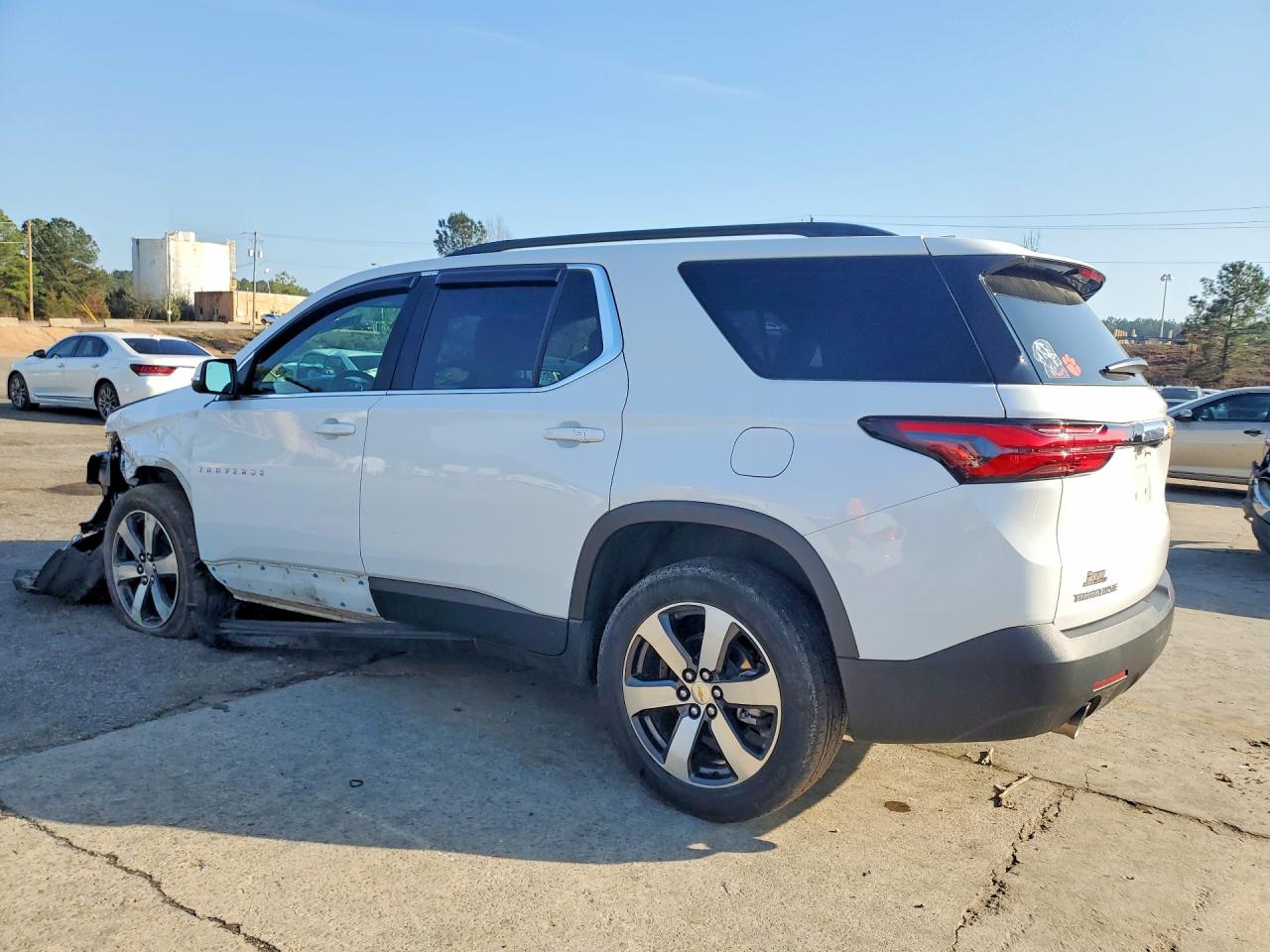 2023 CHEVROLET TRAVERSE LT photo 3