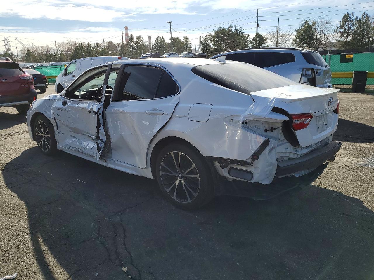2019 TOYOTA CAMRY SE photo 3