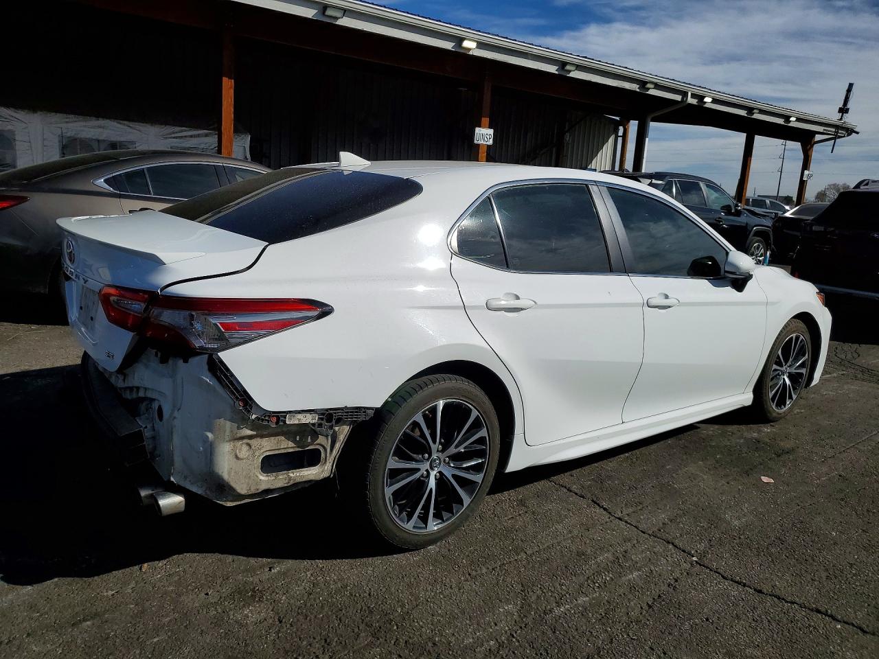 2019 TOYOTA CAMRY SE photo 5