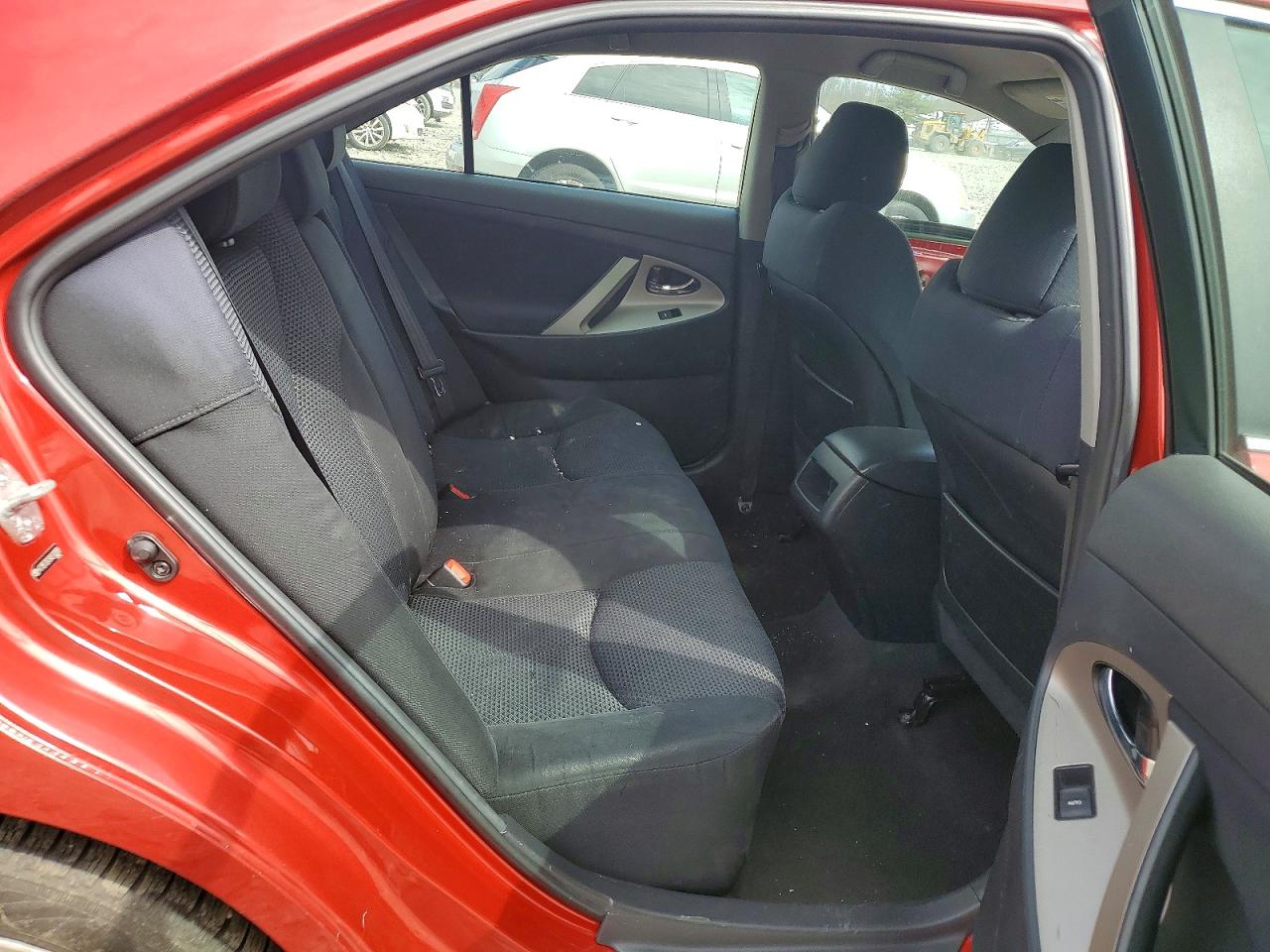 2010 TOYOTA CAMRY SE photo 19