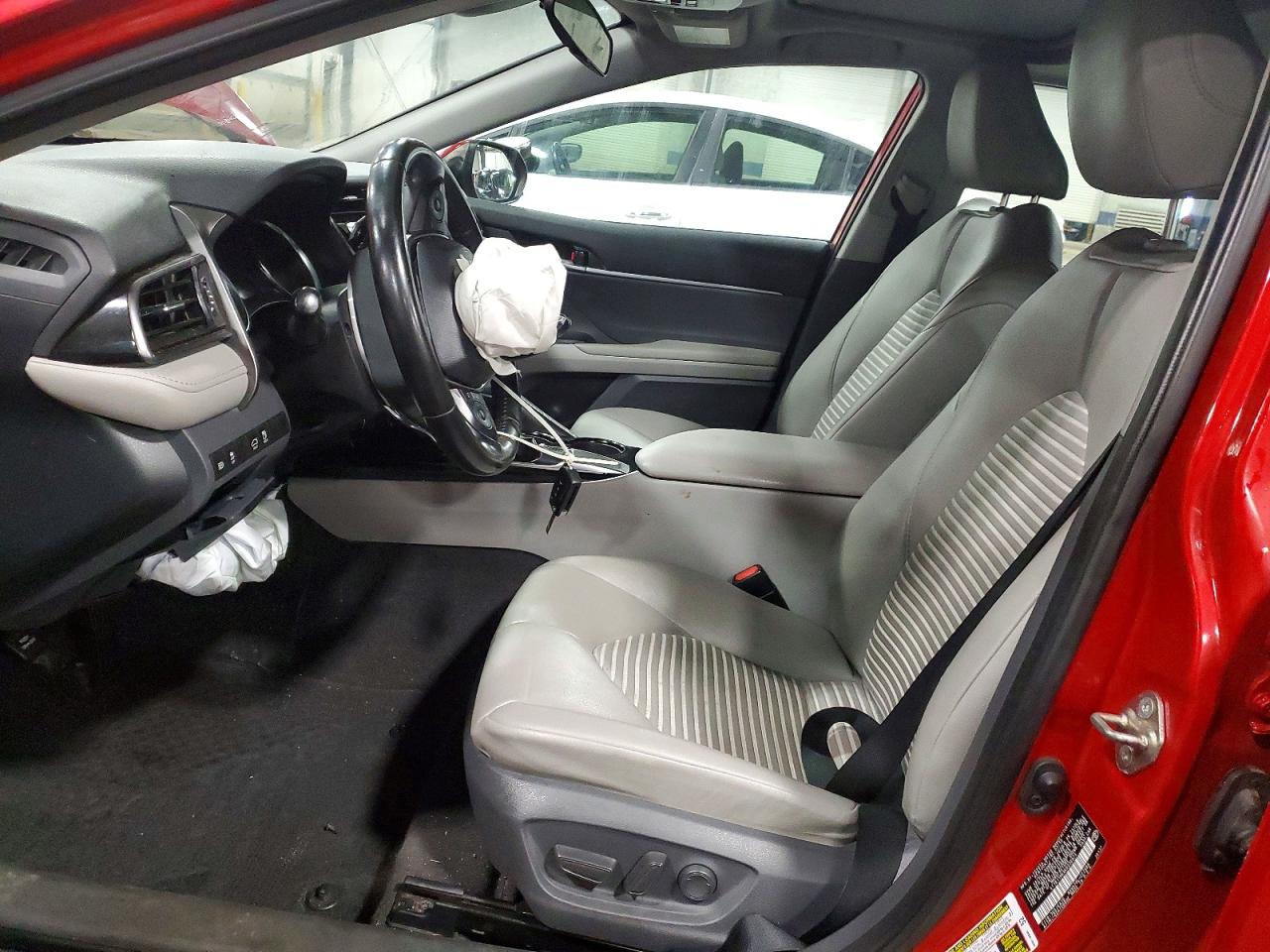 2019 TOYOTA CAMRY SE photo 13