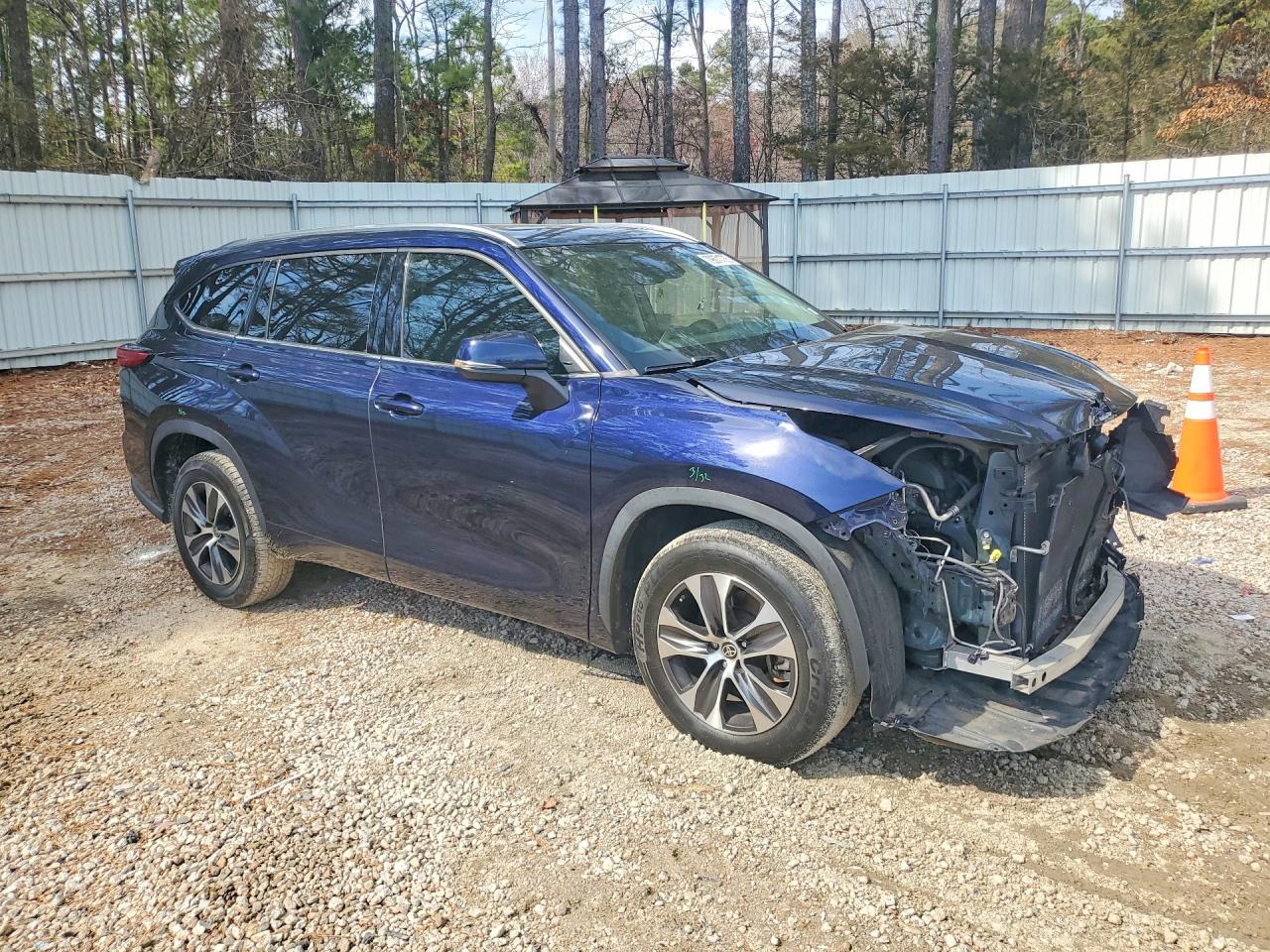2021 TOYOTA HIGHLANDER XLE photo 10