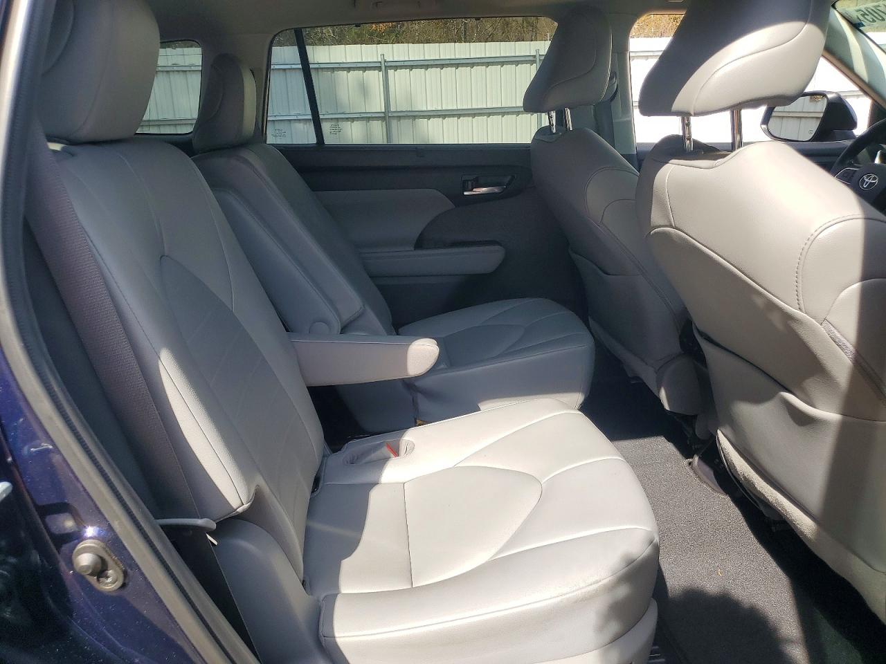 2021 TOYOTA HIGHLANDER XLE photo 28