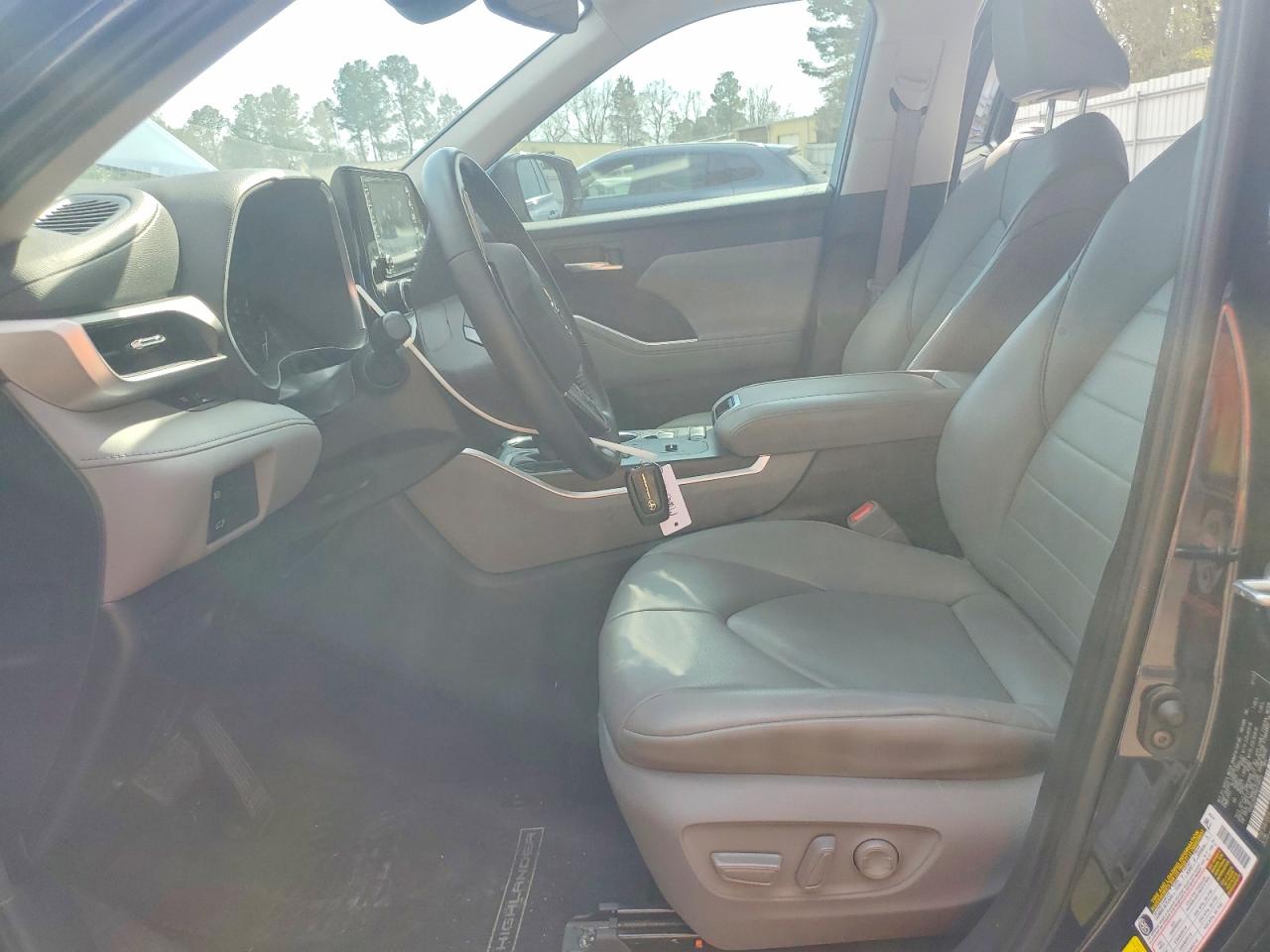 2021 TOYOTA HIGHLANDER XLE photo 19