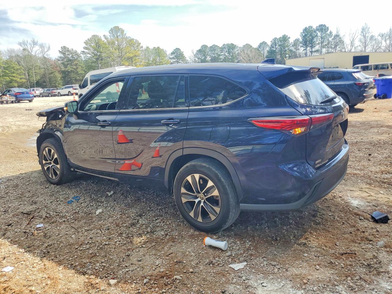 2021 TOYOTA HIGHLANDER XLE photo 4