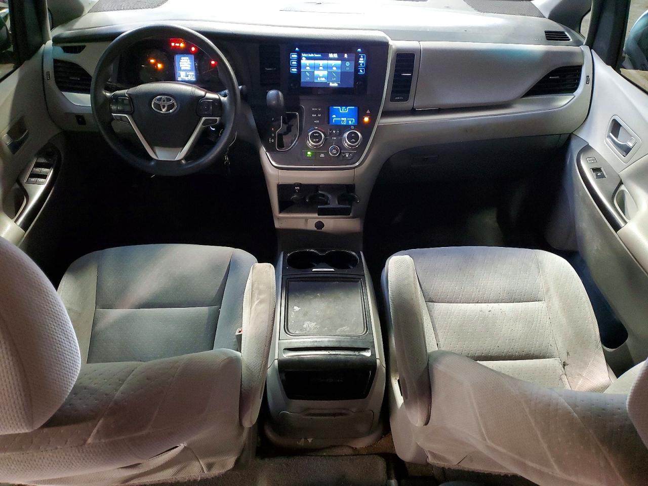 2017 TOYOTA SIENNA LE 8-PASSENGER photo 15