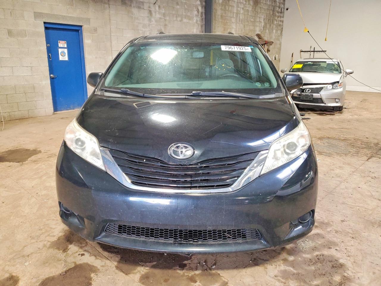 2017 TOYOTA SIENNA LE 8-PASSENGER photo 9