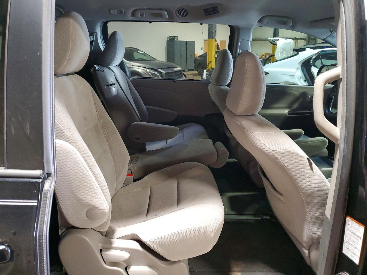 2017 TOYOTA SIENNA LE 8-PASSENGER photo 21
