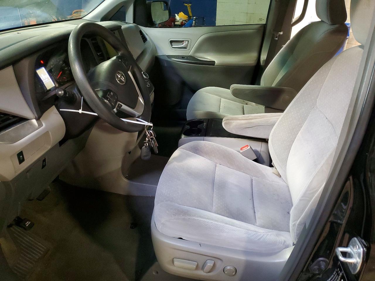2017 TOYOTA SIENNA LE 8-PASSENGER photo 13