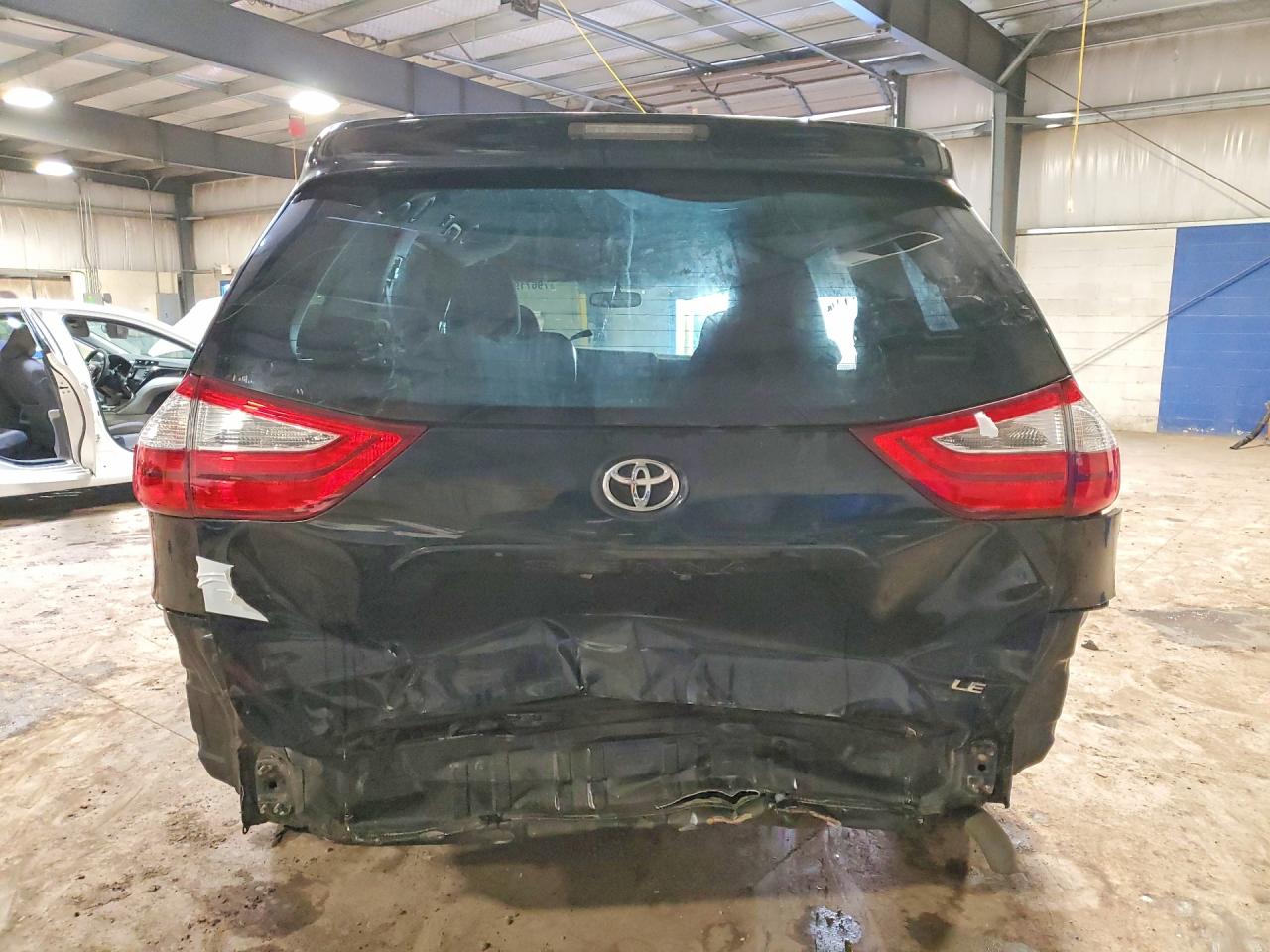 2017 TOYOTA SIENNA LE 8-PASSENGER photo 11