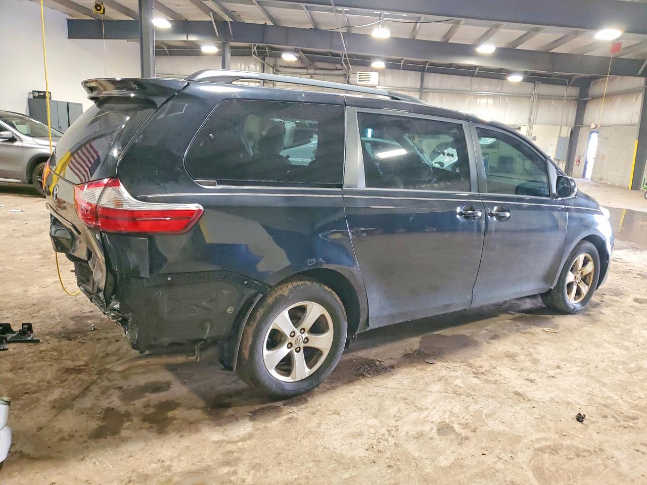 2017 TOYOTA SIENNA LE 8-PASSENGER photo 5