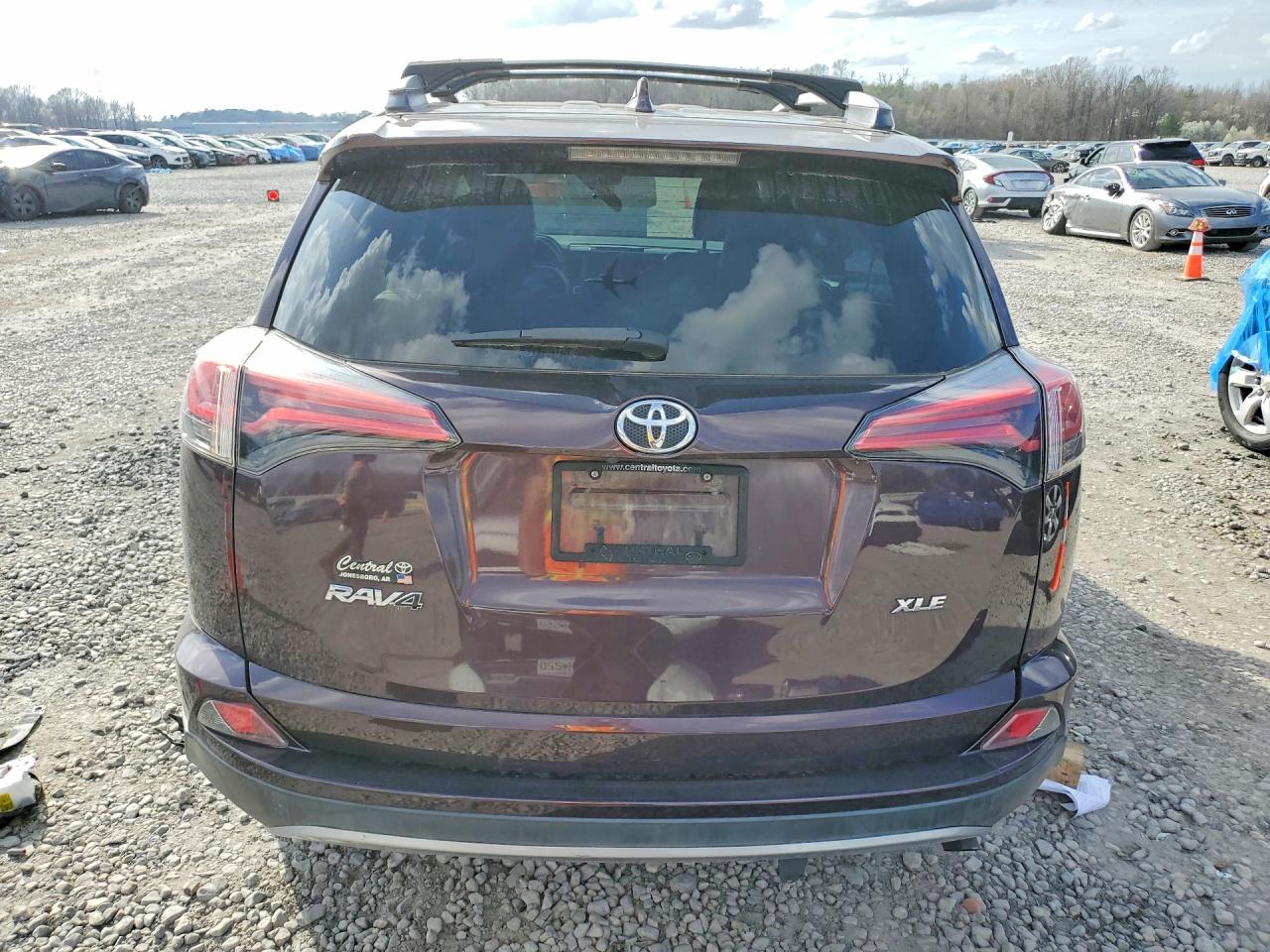 2018 TOYOTA RAV4 XLE photo 11