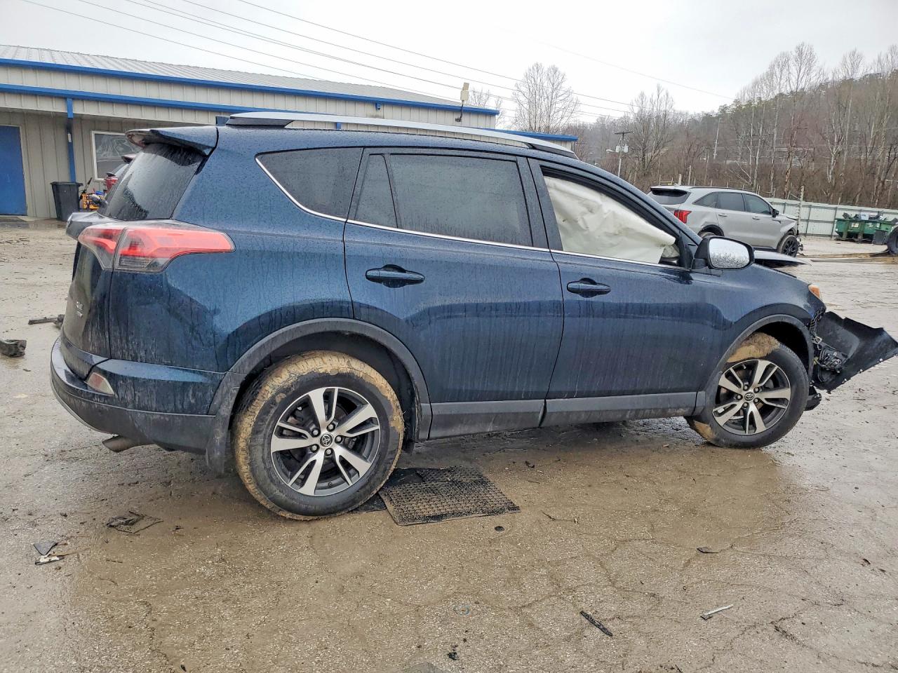 2018 TOYOTA RAV4 XLE photo 3