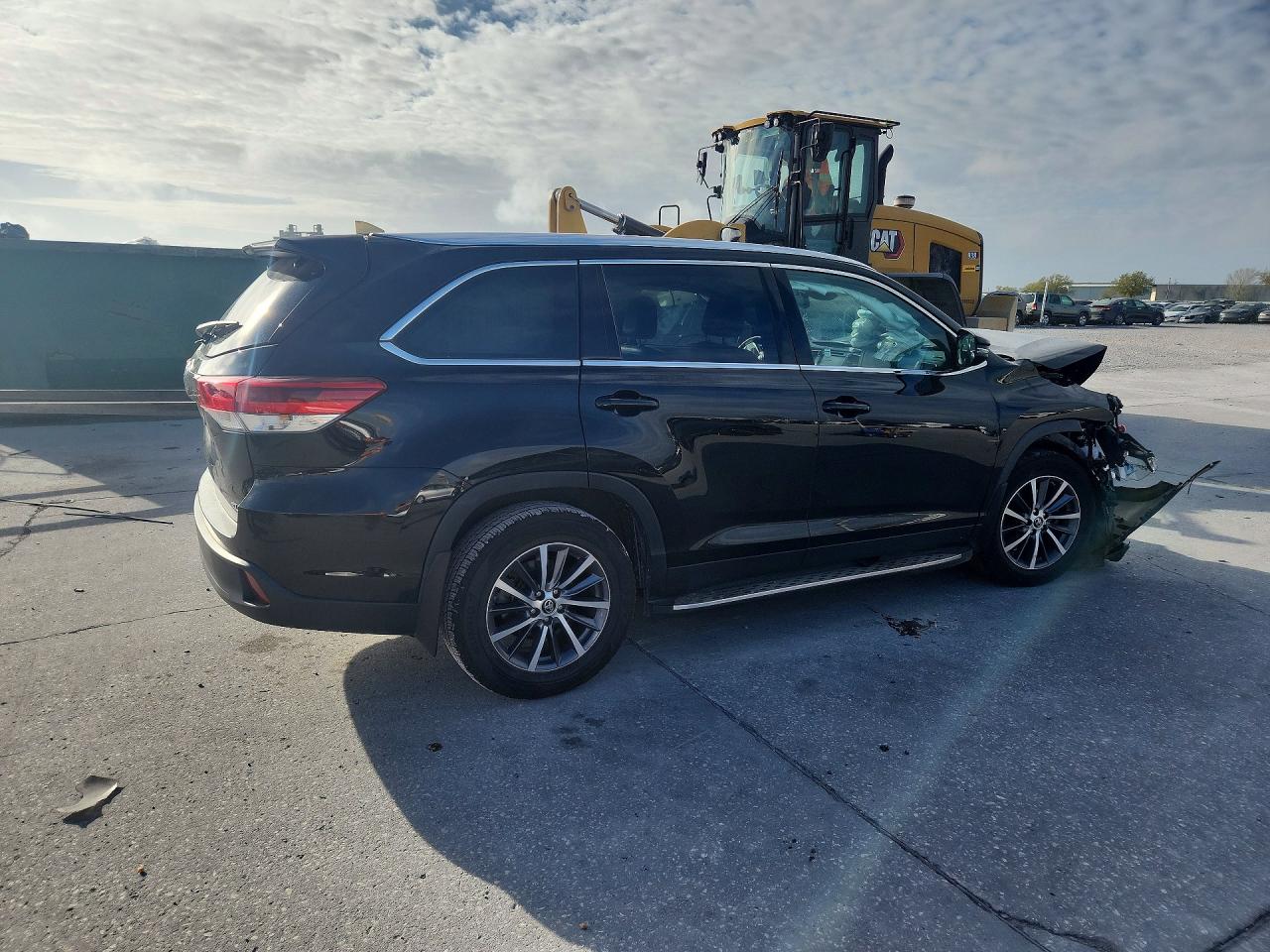 2019 TOYOTA HIGHLANDER XLE photo 3