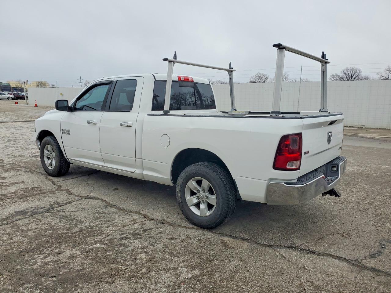 2016 RAM 1500 SLT photo 3