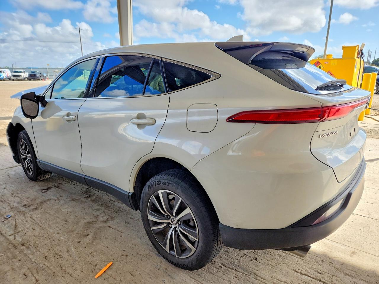 2021 TOYOTA VENZA LE photo 3