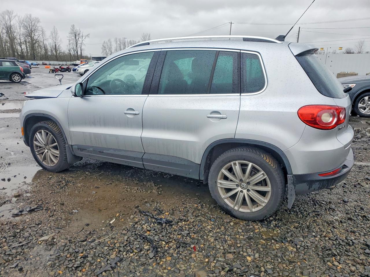 2011 VOLKSWAGEN TIGUAN S photo 2