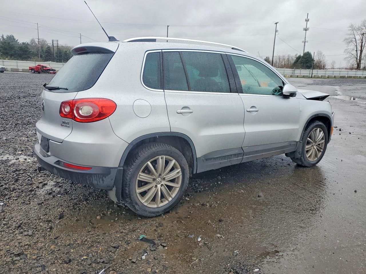 2011 VOLKSWAGEN TIGUAN S photo 3