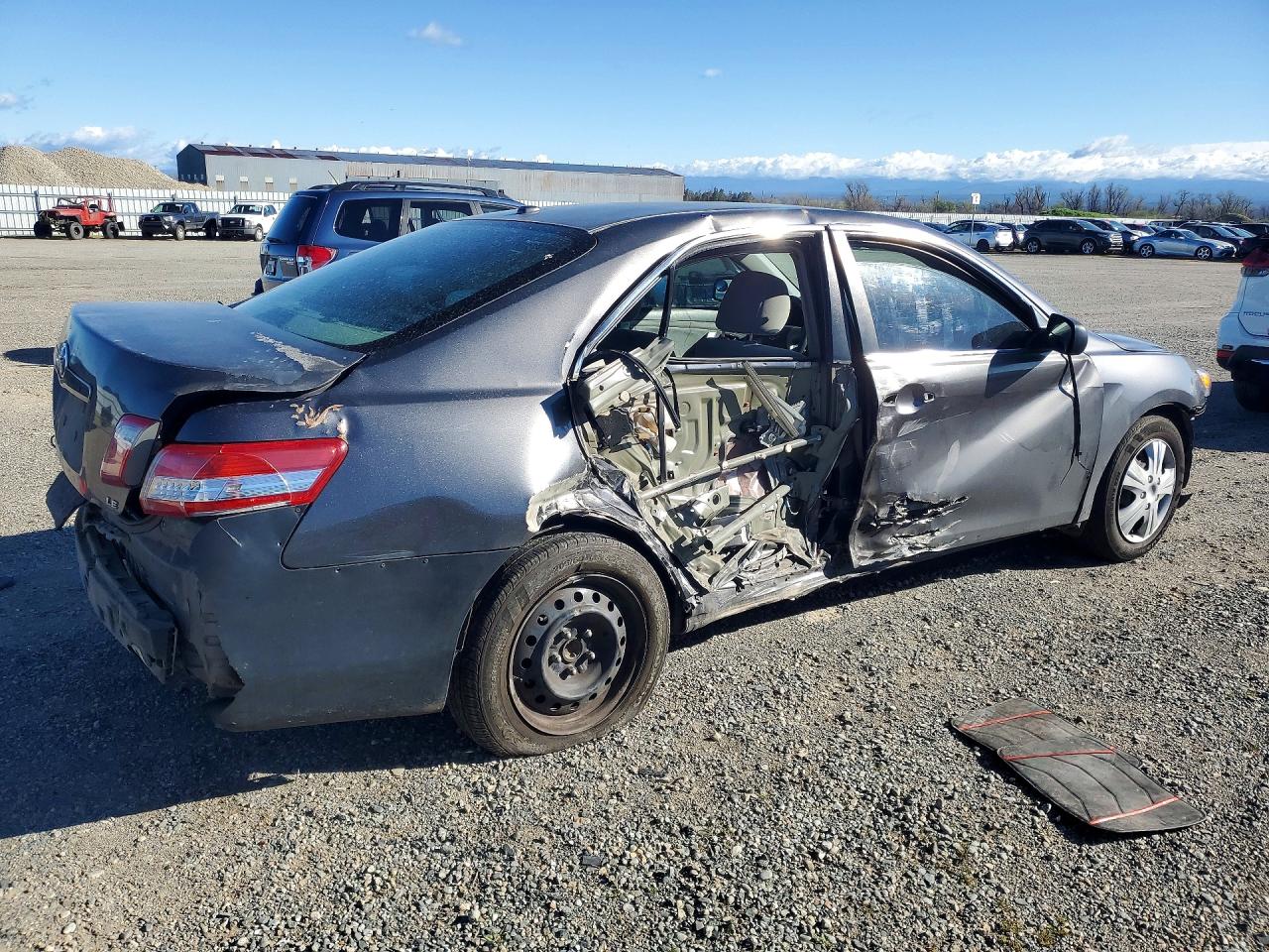 2011 TOYOTA CAMRY LE photo 3