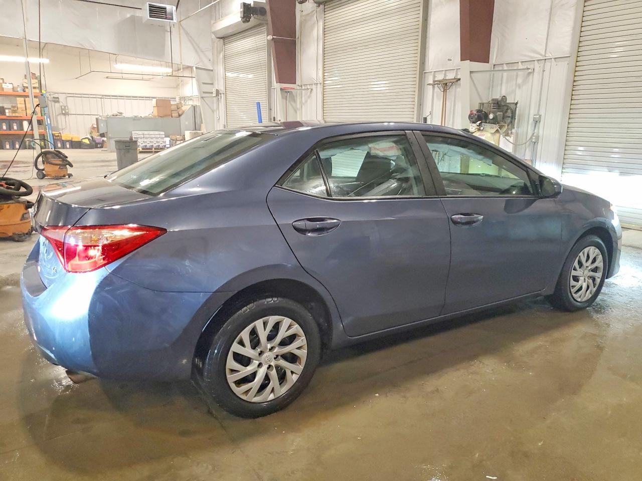 2018 TOYOTA COROLLA LE photo 3