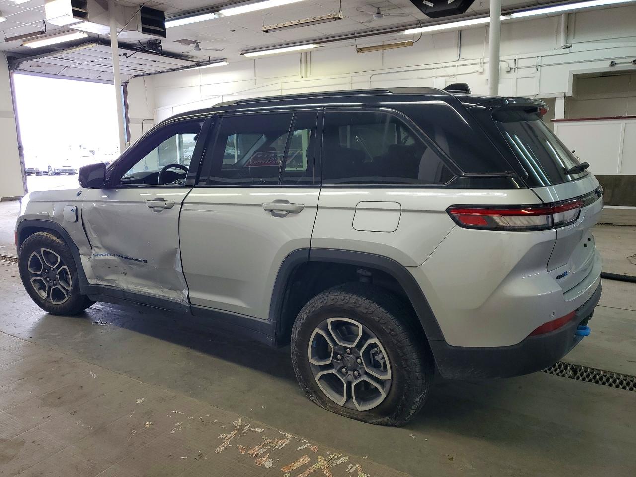 2023 JEEP GRAND CHEROKEE TRAILHAWK 4XE photo 4
