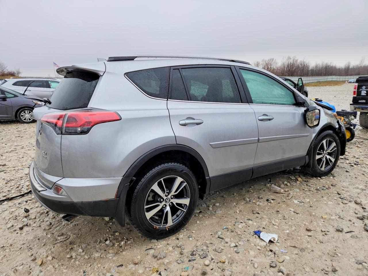 2017 TOYOTA RAV4 XLE photo 5