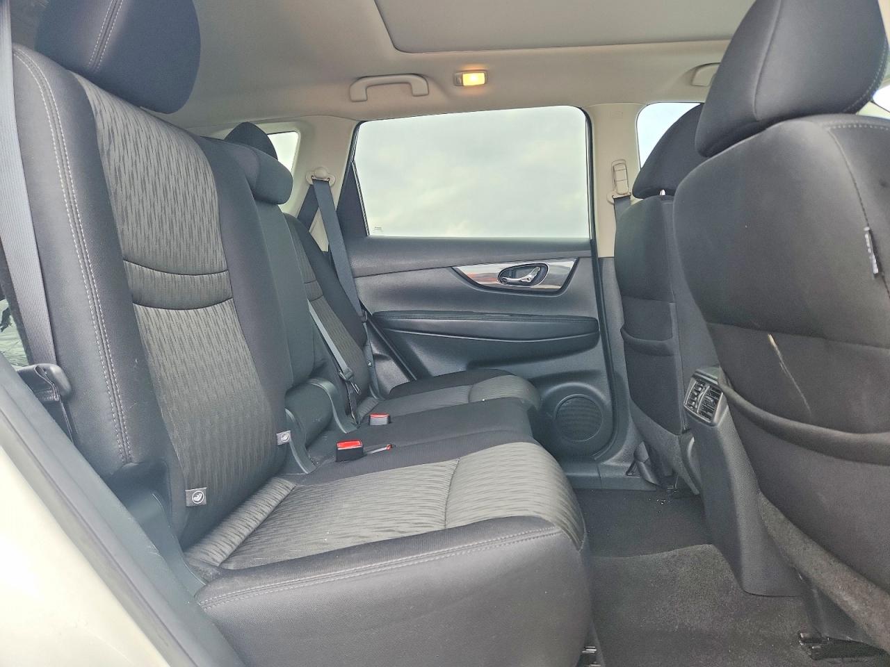 2017 NISSAN ROGUE SV photo 21