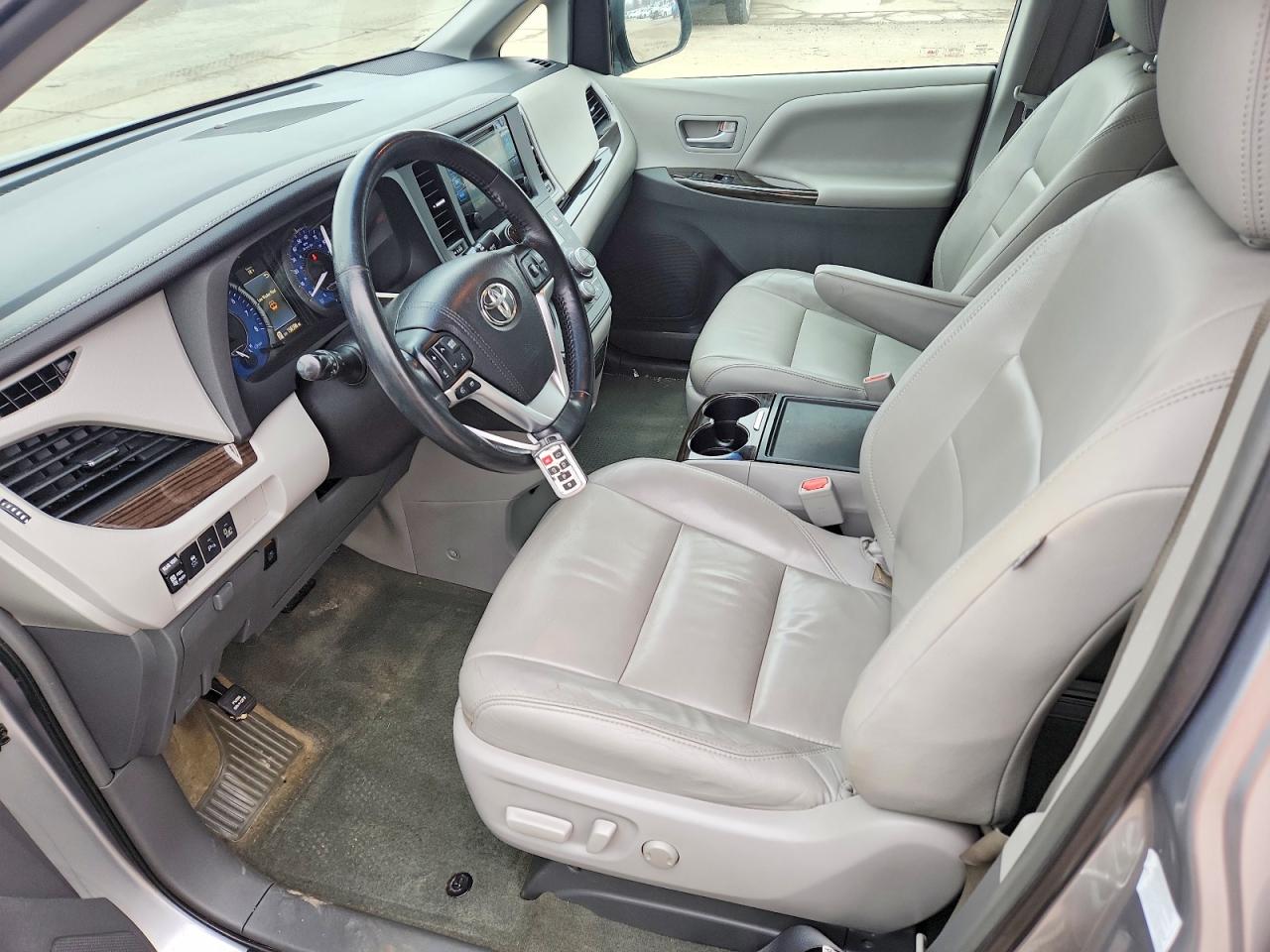 2015 TOYOTA SIENNA XLE PREMIUM 7-PASSENGER photo 13
