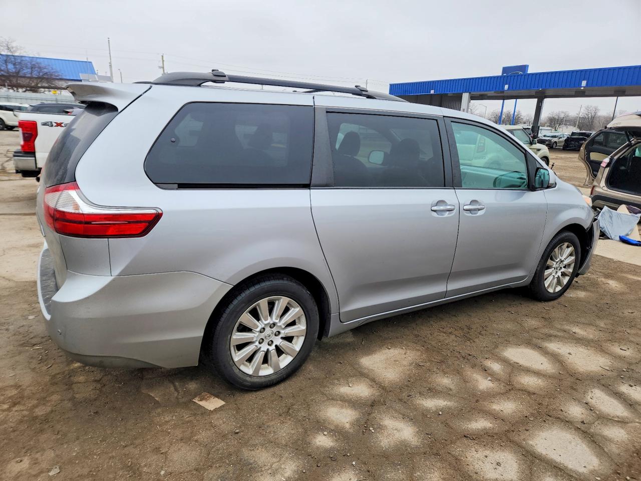 2015 TOYOTA SIENNA XLE PREMIUM 7-PASSENGER photo 5