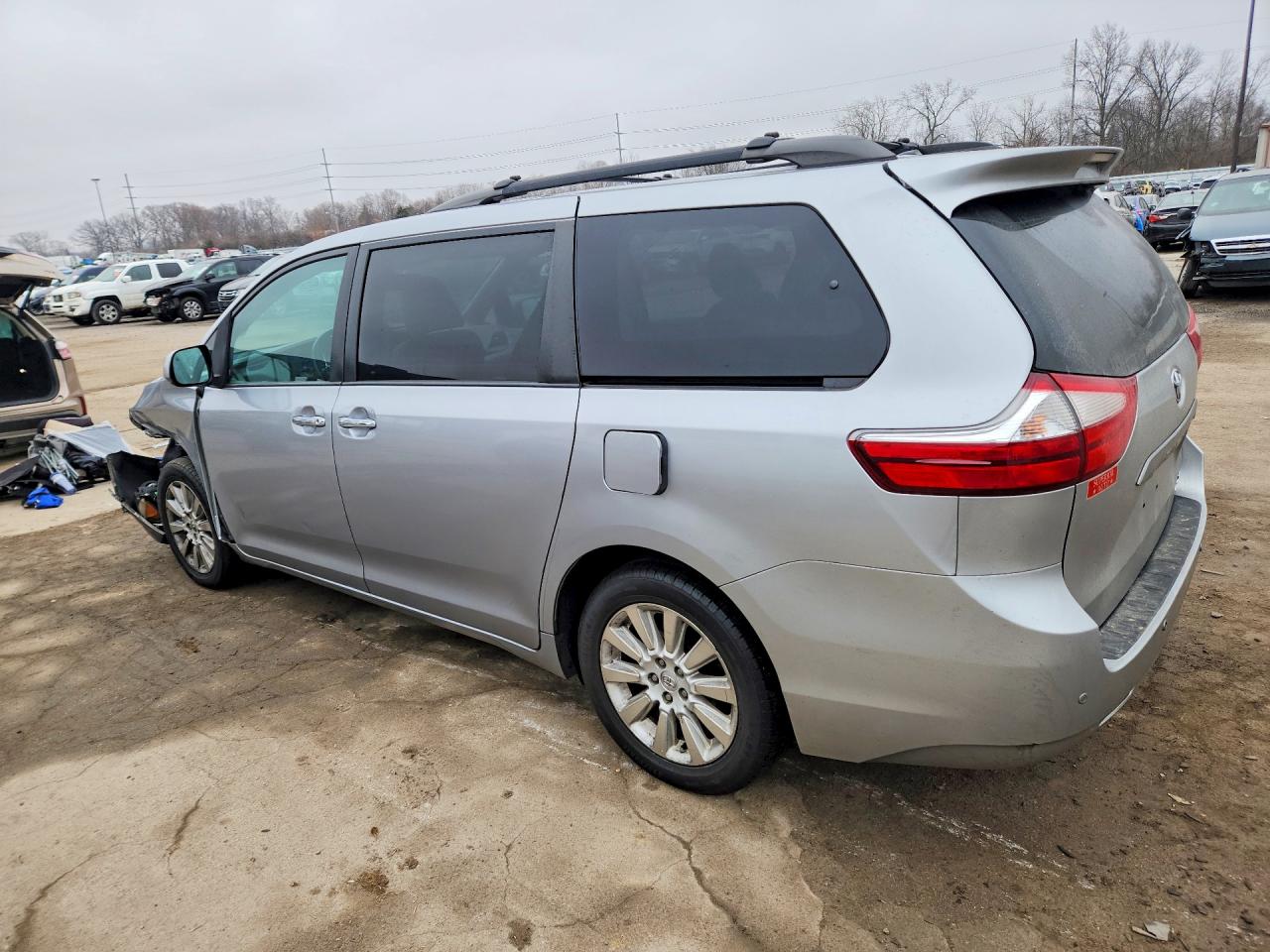 2015 TOYOTA SIENNA XLE PREMIUM 7-PASSENGER photo 3