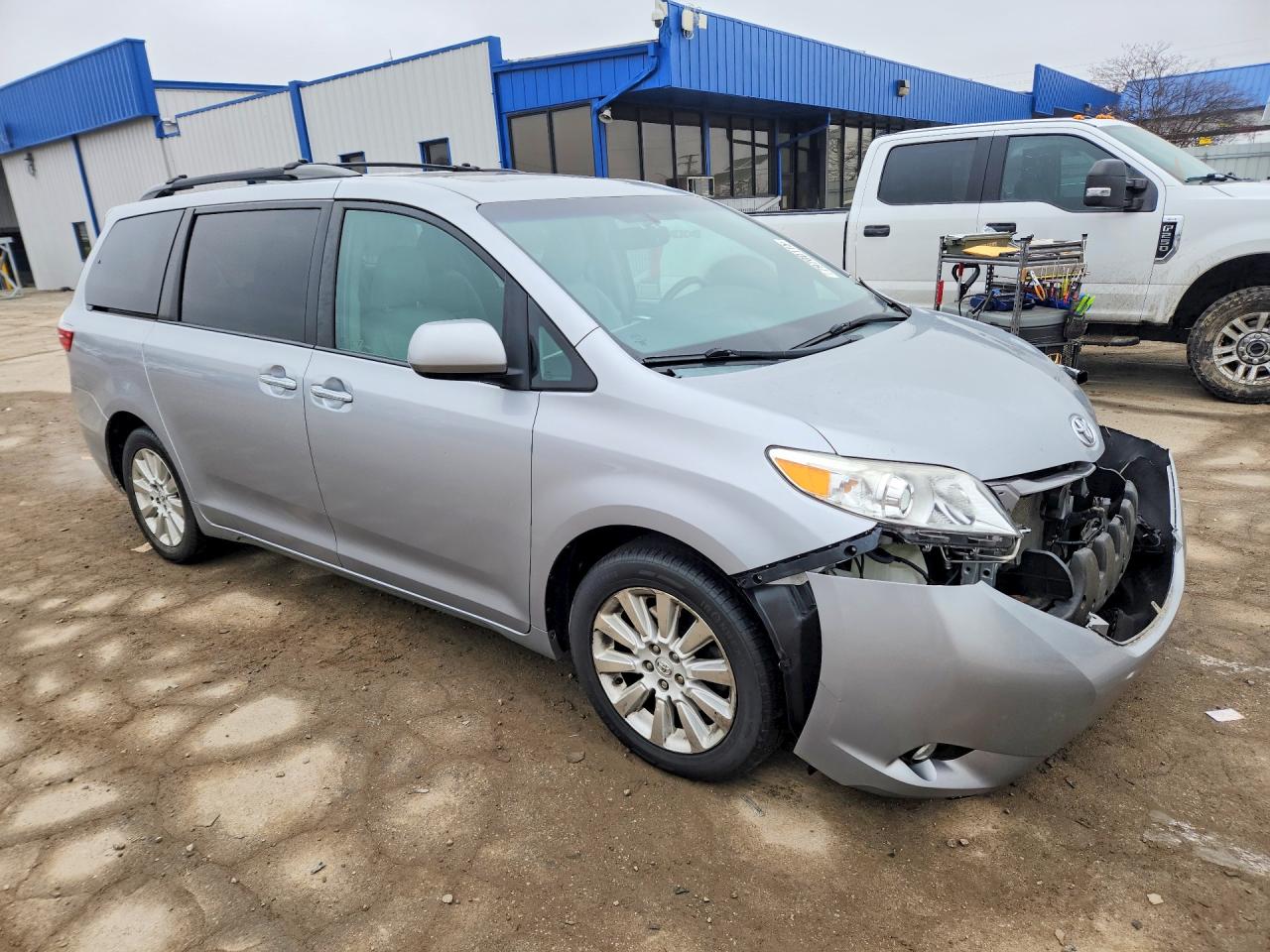 2015 TOYOTA SIENNA XLE PREMIUM 7-PASSENGER photo 7